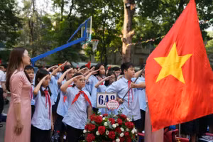 Lễ Chào cờ trang nghiêm với sắc đỏ màu cờ, màu khăn quàng đỏ, thể hiện khí thế năm học mới.