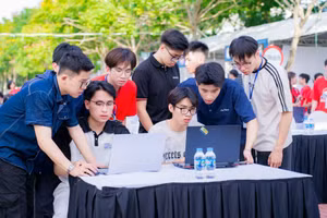 Những giây phút đấu đối kháng căng thẳng bằng các dòng code.