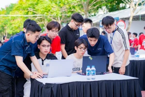 Những giây phút đấu đối kháng căng thẳng bằng các dòng code.