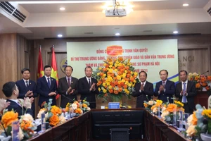 Đại tướng Trịnh Văn Quyết tặng hoa chúc mừng Trường Đại học Sư phạm Hà Nội.