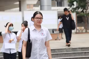 Thí sinh dự thi vào lớp 10 tại Hà Nội. Ảnh: Vân Anh.