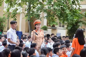 Học sinh được tuyên truyền về an toàn giao thông với hình thức mới mẻ.