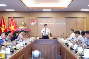 PGS.TS Phạm Quốc Khánh, Phó Cục trưởng Cục Quản lý chất lượng (Bộ GD&ĐT) chủ trì hội thảo.