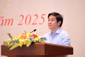 Ông Thái Văn Tài, Vụ trưởng Vụ Giáo dục Phổ thông (Bộ GD&ĐT) phát biểu tại hội thảo quốc gia “Đổi mới và nâng cao chất lượng giáo dục, đào tạo ở vùng dân tộc thiểu số và miền núi: thực trạng, thách thức và giải pháp”. Ảnh: Nguyễn Mạnh.