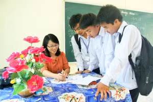 Cô và trò Trường THPT Bạch Đằng (Thủy Nguyên, Hải Phòng). Ảnh: Thiên Thanh.