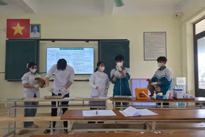 Học viên Trung tâm GDNN-GDTX Đông Hưng, Hưng Yên trong giờ học thực hành sơ cấp nghề Thú y.