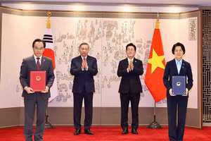 Thứ trưởng Bộ GD&ĐT Hoàng Minh Sơn và người đồng cấp Bộ Giáo dục Hàn Quốc, bà Choi Eun-ok ký kết Thoả thuận bổ sung bản ghi nhớ về hợp tác giáo dục.