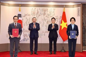 Thứ trưởng Bộ GD&ĐT Hoàng Minh Sơn và người đồng cấp Bộ Giáo dục Hàn Quốc, bà Choi Eun-ok ký kết Thoả thuận bổ sung bản ghi nhớ về hợp tác giáo dục.