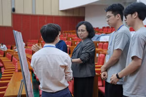 TS. Debabani Choudhury trao đổi trực tiếp với sinh viên.