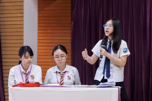 Học sinh trong một cuộc thi tranh biện do Olympia School tổ chức.