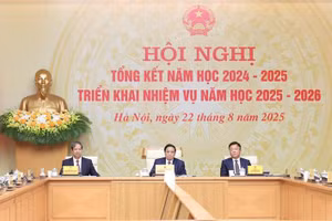 Thủ tướng Phạm Minh Chính, Phó Thủ tướng Lê Thành Long và Bộ trưởng Bộ GD&ĐT Nguyễn Kim Sơn chủ trì hội nghị.