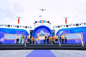 Đại diện Tập đoàn FPT và lãnh đạo Thành phố Huế thực hiện nghi thức Khánh thành Tổ hợp Giáo dục FPT Huế.