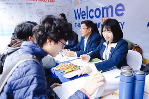 Thí sinh tìm hiểu thông tin trước mùa tuyển sinh.