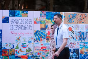 Điểm đặc biệt của lễ khai giảng là không gian nghệ thuật đầy màu sắc.