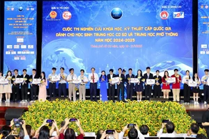 Trao giải Nhất cho 12 dự án dự thi nghiên cứu khoa học, kỹ thuật cấp quốc gia học sinh THCS và THPT năm học 2024-2025.