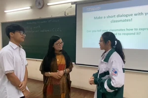 Cô Đinh Thị Bích Liên, giáo viên tiếng Anh Trường THCS & THPT M.V. Lômônôxốp và học trò trong giờ học.