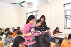 Cô Phạm Thị Thanh Hà và học trò Trường Tiểu học Hiến Nam.