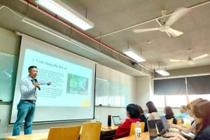 TS. Nguyễn Văn Đạo trao đổi với giảng viên và sinh viên, lan toả tinh thần học tập suốt đời.