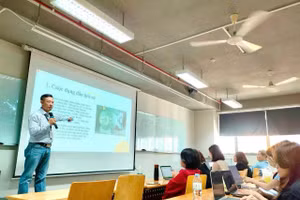 TS. Nguyễn Văn Đạo trao đổi với giảng viên và sinh viên, lan toả tinh thần học tập suốt đời.