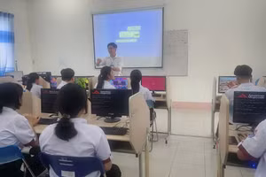 Giáo viên Trường THPT Trần Đại Nghĩa (Cần Thơ) hướng dẫn thí sinh đăng ký dự thi tốt nghiệp THPT năm 2025.