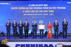 Thủ tướng Phạm Minh Chính trao quyết định về việc chuyển Trường Đại học Phenikaa thành Đại học Phenikaa - Ảnh: VGP/Nhật Bắc.