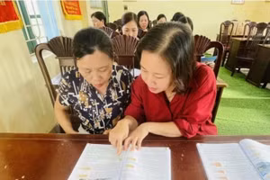 Giáo viên Trường THCS Thụy Trường, Thái Bình nghiên cứu sách giáo khoa lớp 9.