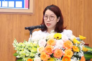 TS.Bùi Trần Quỳnh Ngọc chia sẻ tại hội thảo lấy ý kiến xây dựng Đề án “Đưa tiếng Anh thành ngôn ngữ thứ hai trong trường học giai đoạn 2025 - 2035, tầm nhìn 2045” tổ chức tại Trường ĐHSP Hà Nội ngày 23/4. Ảnh: Trần Hiệp.