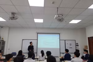 Thầy Nguyễn Văn Toàn và học trò trong giờ Vật lí.