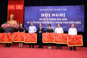 Bộ trưởng Nguyễn Kim Sơn tặng Cờ thi đua của Bộ GD&ĐT cho 5 tập thể.