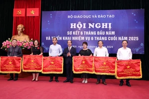 Bộ trưởng Nguyễn Kim Sơn tặng Cờ thi đua của Bộ GD&ĐT cho 5 tập thể.