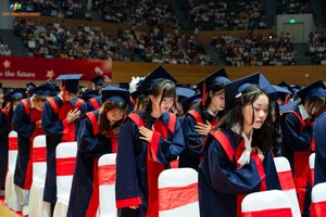 Khoảnh khắc sinh viên tri ân cha mẹ trong lễ tốt nghiệp.