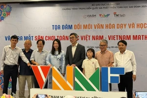 Các đại biểu ấn nút ra mắt Sân chơi toán học Việt Nam.