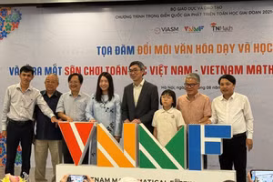 Các đại biểu ấn nút ra mắt Sân chơi toán học Việt Nam.