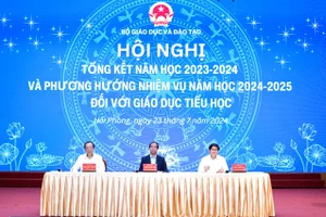 Chủ trì Hội nghị (từ trái sang phải ảnh): Thứ trưởng Phạm Ngọc Thưởng; Bộ trưởng Nguyễn Kim Sơn; Vụ trưởng Vụ Giáo dục Tiểu học Thái Văn Tài.