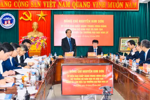 Bộ trưởng Nguyễn Kim Sơn và Chủ tịch UBND tỉnh Ninh Bình Trần Huy Tuấn chủ trì buổi làm việc.