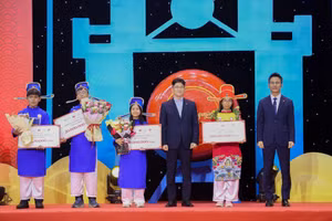 Thí sinh Hoàng Anh Thư (thứ 2 từ phải sang) trở thành Trạng Nguyên tuổi 13 năm 2024.