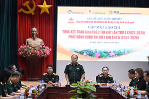 Thiếu tướng Đoàn Xuân Bộ, Tổng biên tập Báo Quân đội nhân dân, Trưởng Ban tổ chức Cuộc thi phát biểu tại họp báo.