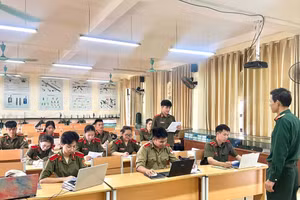 Giờ học tại Trung tâm GDQP&AN, Trường Đại học Sư phạm Hà Nội 2.