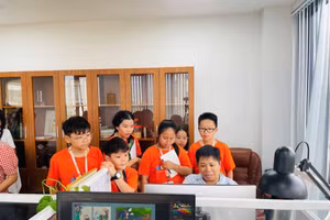 Học sinh Trường THCS&THPT Sư phạm (trực thuộc Trường ĐH Sư phạm Hà Nội 2) tìm hiểu nghề báo chí.