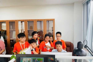 Học sinh Trường THCS&THPT Sư phạm (trực thuộc Trường ĐH Sư phạm Hà Nội 2) tìm hiểu nghề báo chí.