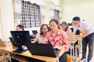 Giáo viên Trung tâm GDTX - Tin học, Ngoại ngữ tỉnh Quảng Trị tập huấn về ứng dụng công nghệ thông tin.