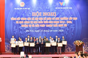 Phó Thủ tướng Lê Thành Long, Bộ trưởng Nguyễn Kim Sơn trao bằng khen cho các tập thể, cá nhân có thành tích xuất sắc trong công tác xã hội hóa về kiên cố hóa trường, lớp học và nhà công vụ cho giáo viên giai đoạn 2013-2023.