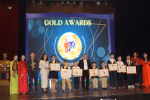 Trao giấy khen của Sở GD&ĐT Hà Nội và phần thưởng cho những thí sinh đoạt Champion, huy chương Vàng ITMC Quốc tế 2025.