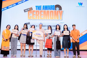 Nhóm tác giả phim ngắn "Quốc Khánh" nhận giải sản phẩm xuất sắc nhất do Ban Giám Khảo bình chọn trong buổi công chiếu tác phẩm.