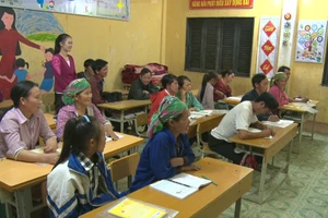 Lớp học xóa mù chữ tại Cao Bằng. Ảnh: Trịnh Hổ.