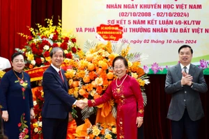 Bộ trưởng Nguyễn Kim Sơn chúc mừng Hội Khuyến học Việt Nam nhân Ngày Khuyến học Việt Nam. 