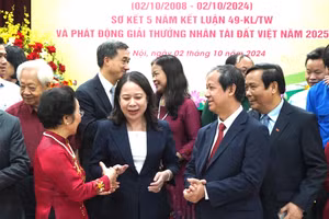 Phó Chủ tịch nước Võ Thị Ánh Xuân, Chủ tịch Hội Khuyến học Nguyễn Thị Doan, Bộ trưởng Bộ GD&ĐT Nguyễn Kim Sơn tại buổi gặp mặt.