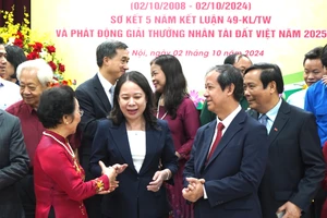 Phó Chủ tịch nước Võ Thị Ánh Xuân, Chủ tịch Hội Khuyến học Nguyễn Thị Doan, Bộ trưởng Bộ GD&ĐT Nguyễn Kim Sơn tại buổi gặp mặt.