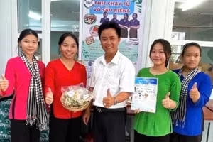 Thầy Thuần và nhóm học sinh làm thực phẩm chay từ vỏ sầu riêng. Ảnh: Báo Thanh niên.