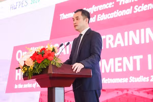 PGS.TS Phạm Bảo Sơn - Phó Giám đốc Đại học Quốc gia Hà Nội phát biểu tại diễn đàn.